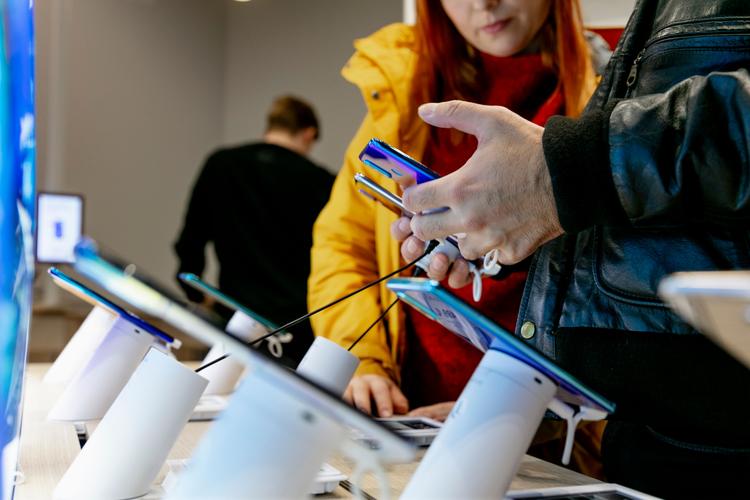 Kuva blogipostaukselle Puhelimen ostaminen kuluttajalta vai yritykseltä? Ota huomioon nämä seikat